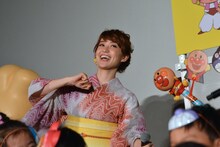 子供たちと一緒に「アンパンマン音頭」を踊る大島優子。