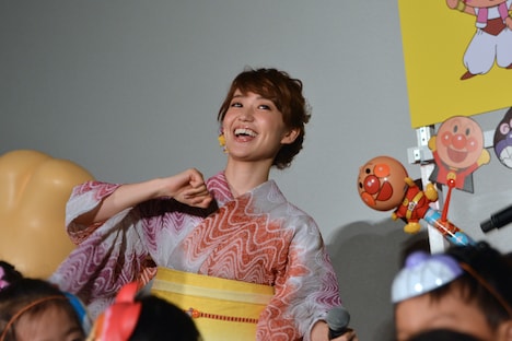 子供たちと一緒に「アンパンマン音頭」を踊る大島優子。