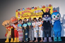 「それいけ！アンパンマン ミージャと魔法のランプ」初日舞台挨拶にて、左からクリームパンダ、アンパンマン、大島優子、戸田恵子、中尾隆聖、ドリーミングのかよ、ちよ、ばいきんまん、コキンちゃん。