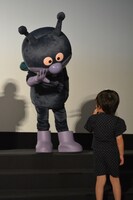 子供に手を振るばいきんまん。