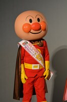 ゲストの話を真剣に聞くアンパンマン。