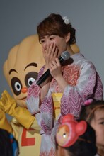 子供たちの元気がよすぎて、思わず笑ってしまう大島優子。