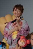 子供たちの登場に喜ぶ大島優子。