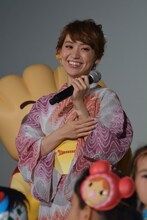 子供たちの登場に喜ぶ大島優子。