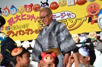 元気な子供たちに笑顔を向ける中尾隆聖。