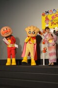 左からアンパンマン、クリームパンダ、大島優子。