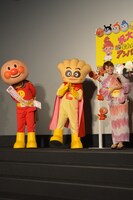 左からアンパンマン、クリームパンダ、大島優子。