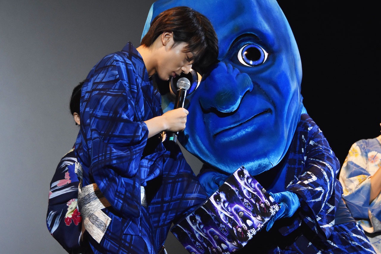 プレゼントの抽選を行う中川大志と、中川に熱い視線を送る青鬼。