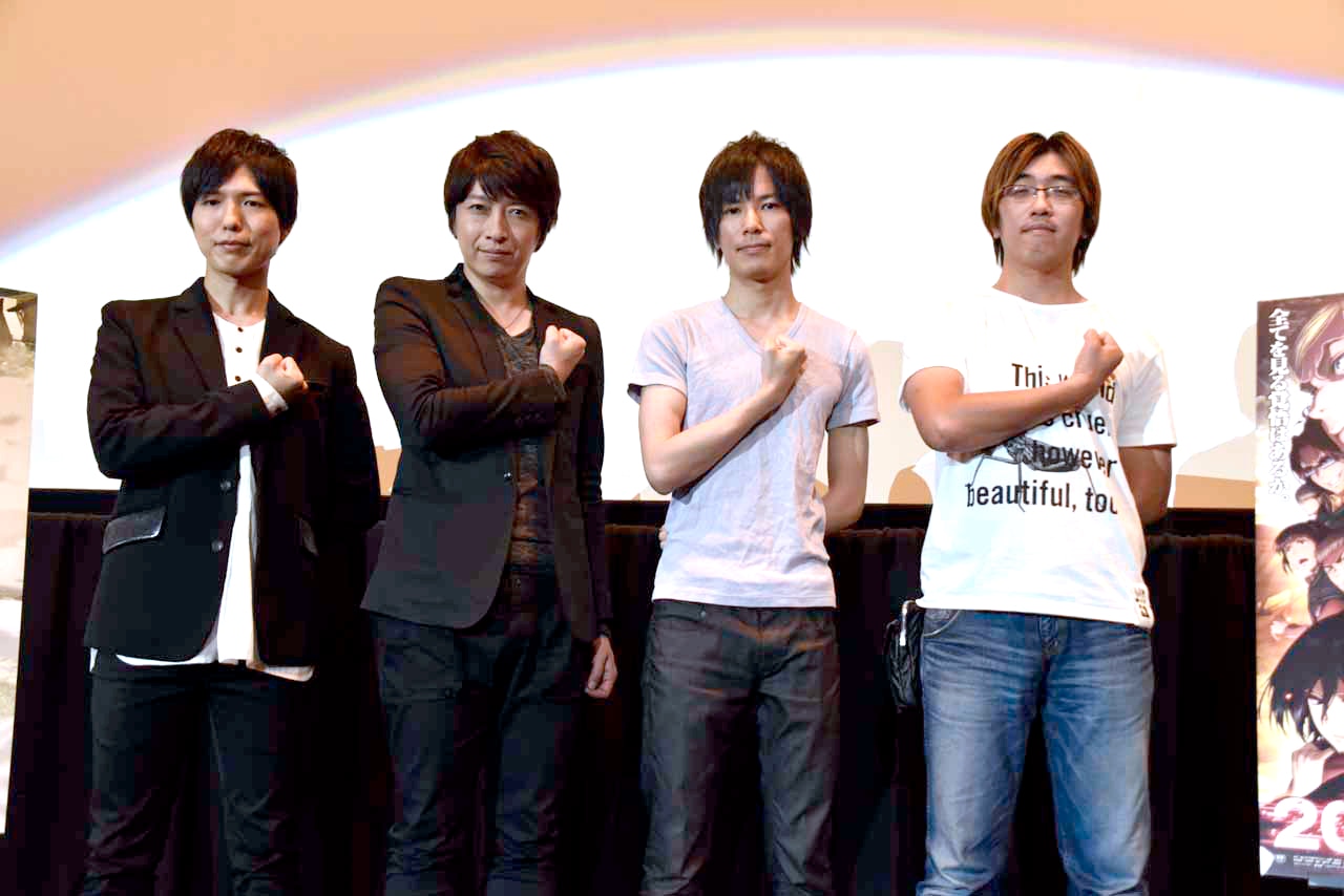 「劇場版 進撃の巨人 後編～自由の翼～」大ヒット舞台挨拶にて、左から神谷浩史、小野大輔、諫山創、荒木哲郎。