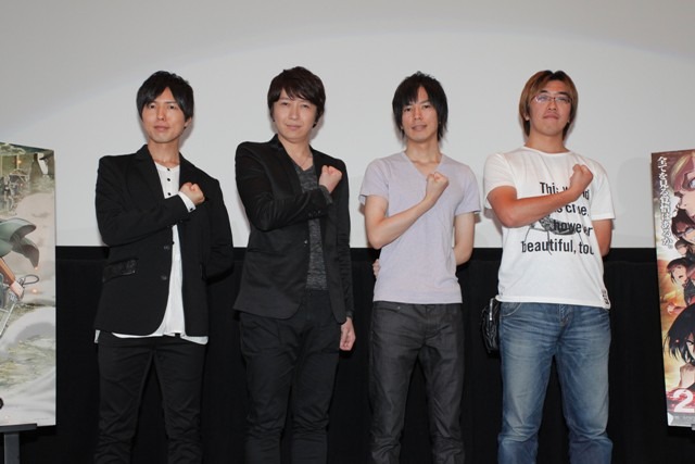 「劇場版 進撃の巨人 後編～自由の翼～」大ヒット舞台挨拶にて、左から神谷浩史、小野大輔、諫山創、荒木哲郎。