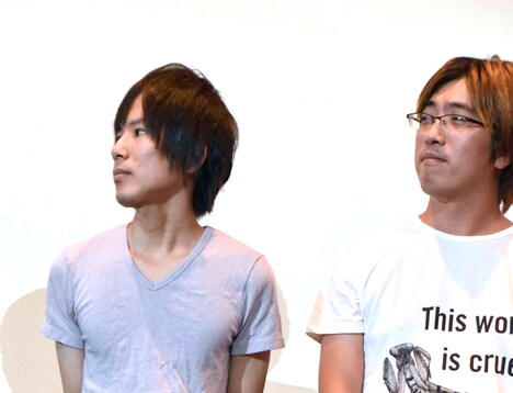 左から諫山創、荒木哲郎。