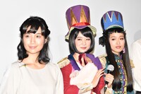 左から岡野真也、チャラン・ポ・ランタンのもも、小春。