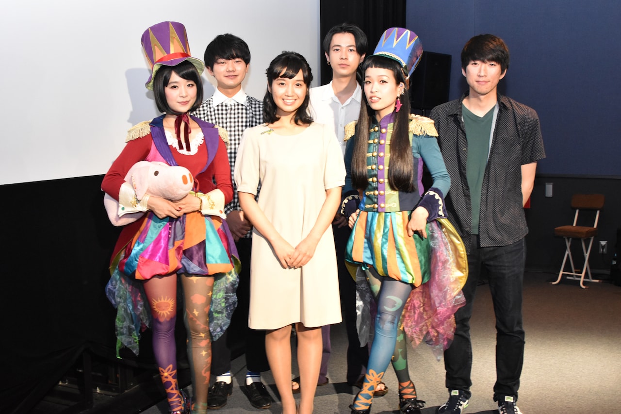 「飛べないコトリとメリーゴーランド」初日舞台挨拶の様子。