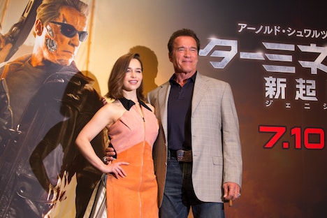 左からエミリア・クラーク、アーノルド・シュワルツェネッガー。