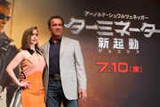左からエミリア・クラーク、アーノルド・シュワルツェネッガー。