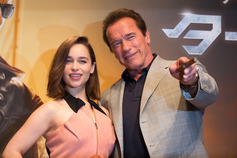 左からエミリア・クラーク、アーノルド・シュワルツェネッガー。