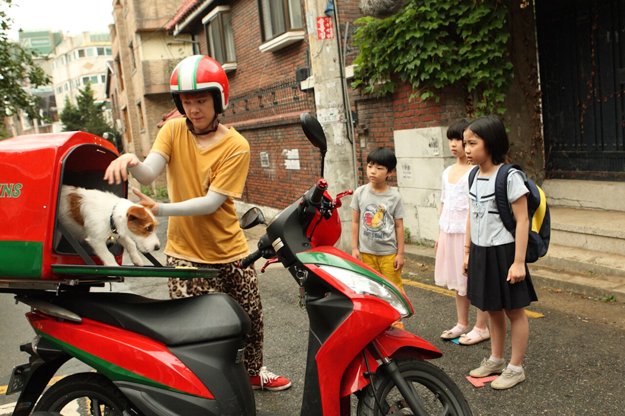 「犬どろぼう完全計画」イ・ホンギが子供とじゃれあうメイキング＆メッセージ映像