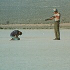 人々が荒野を逃げ惑い、DEVO&デニス・ホッパーがコミカルに狂う“闇映画”予告編