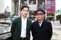 左から染谷将太、廣木隆一。Photos by Mayumi Nashida