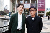 左から染谷将太、廣木隆一。Photos by Mayumi Nashida