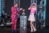 レッドカーペットイベントに登場した大倉士門（左）と藤田ニコル（右）。