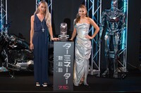 レッドカーペットイベントに登場したGENKING（左）と今井華（右）。