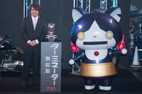 レッドカーペットイベントに登場した「妖怪ウォッチ」の生みの親である日野晃博氏とロボニャン（右）。