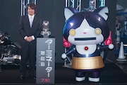 レッドカーペットイベントに登場した「妖怪ウォッチ」の生みの親である日野晃博氏とロボニャン(右)。