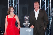 左からエミリア・クラーク、アーノルド・シュワルツェネッガー。