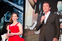 左からエミリア・クラーク、アーノルド・シュワルツェネッガー。