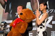 西内まりやからプレゼントされたくまのぬいぐるみを抱くアーノルド・シュワルツェネッガー。