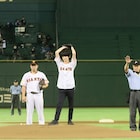 「進撃の巨人」本郷奏多、“巨人”戦の始球式で東京ドームのマウンドに登場
