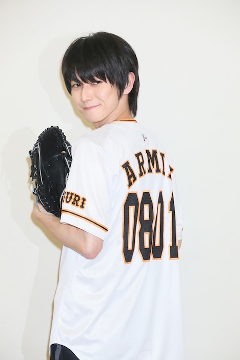 ユニフォームの名前と背番号を見せる本郷奏多。