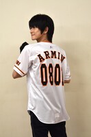 フォトセッション中の本郷奏多。