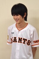 所属する草野球チーム「ポメラニアンズ」のことをうれしそうに話す本郷奏多。