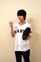 フォトセッション中の本郷奏多。