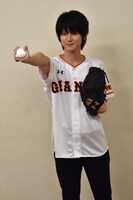 記者陣の注文でいろいろなポーズを決める本郷奏多。