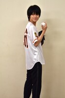 背番号をアピールする本郷奏多。