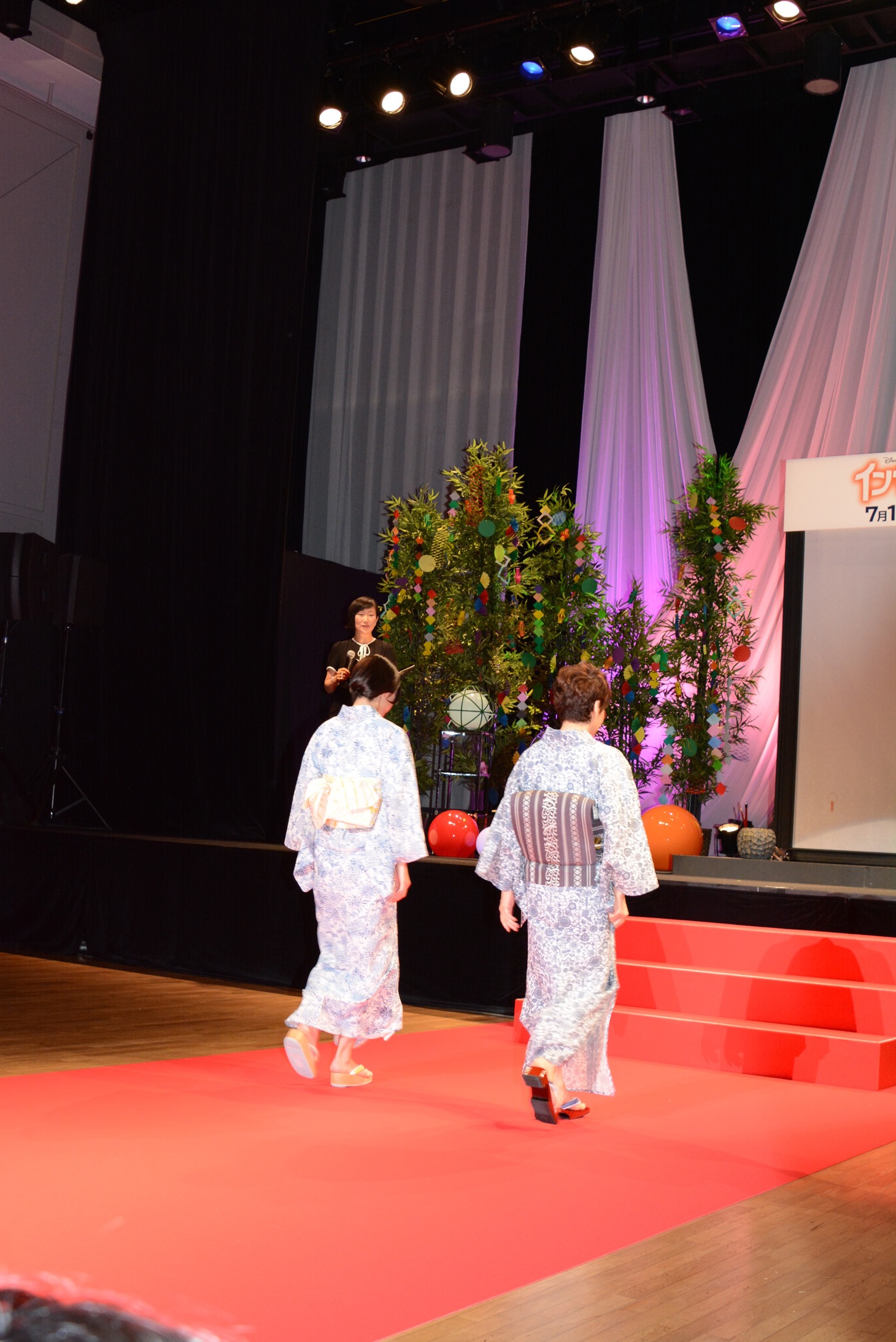 レッドカーペットを通り登場した竹内結子と大竹しのぶ。