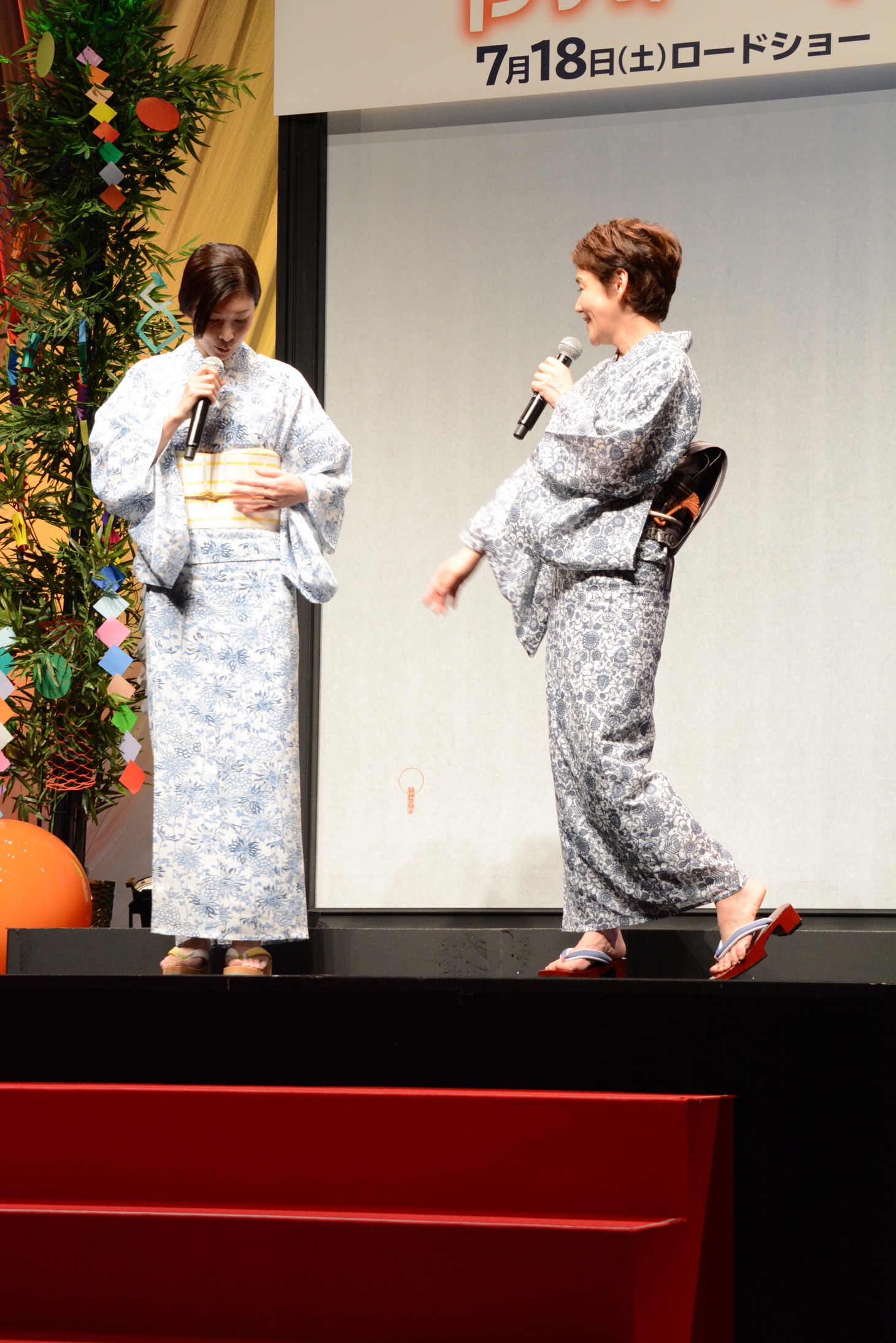 お互いの浴衣姿を褒めあう竹内結子と大竹しのぶ。