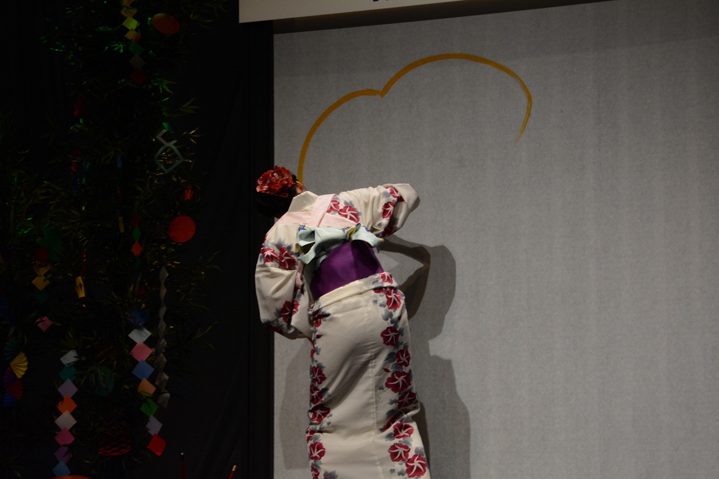 紫舟によるライブパフォーマンスの様子。次にオレンジの色を使って枠を描く。