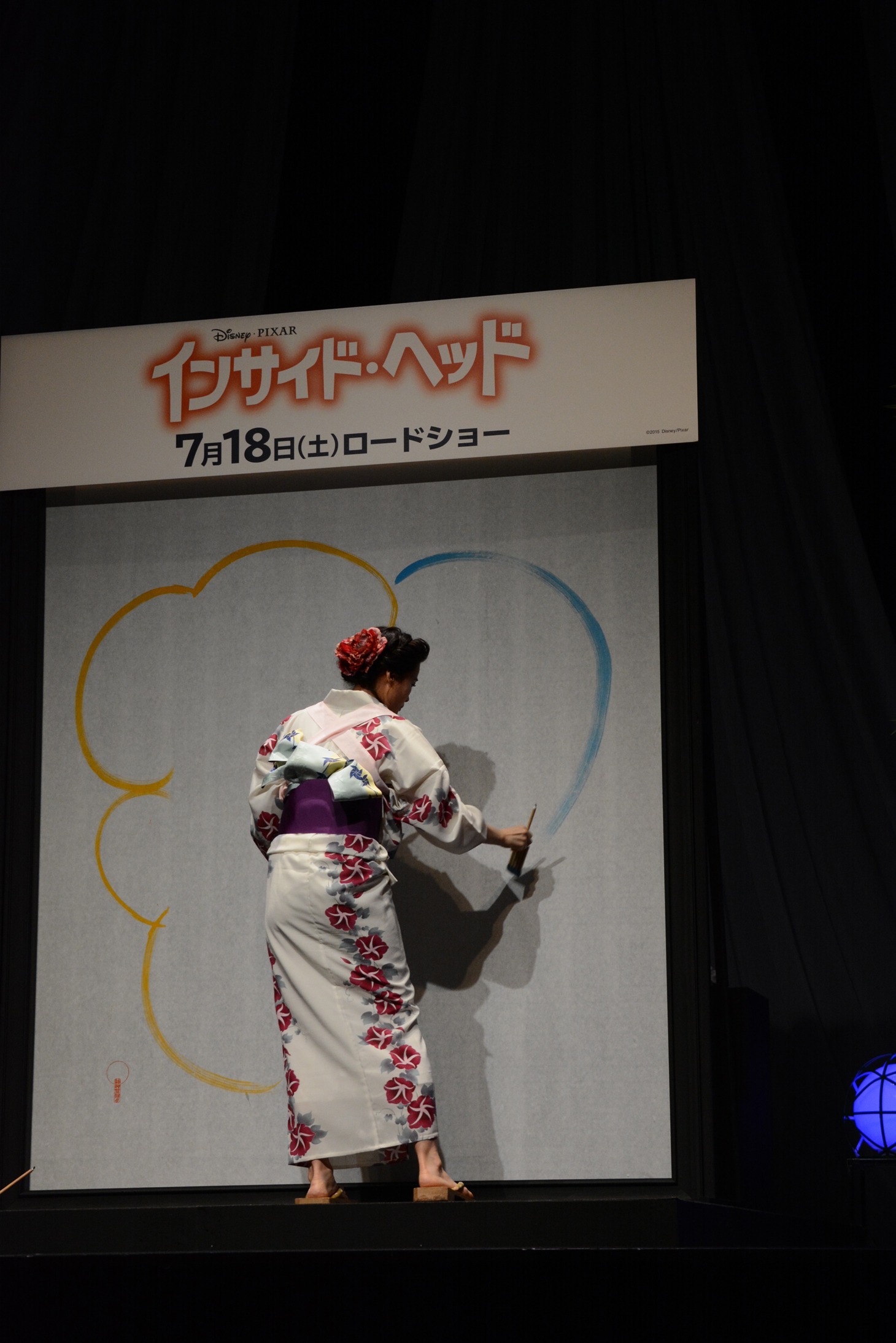 紫舟によるライブパフォーマンスの様子。青色を使って枠の半分を描く。