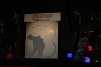 紫舟によるライブパフォーマンスの様子。途中から和紙パネルの裏側に回って作業する。