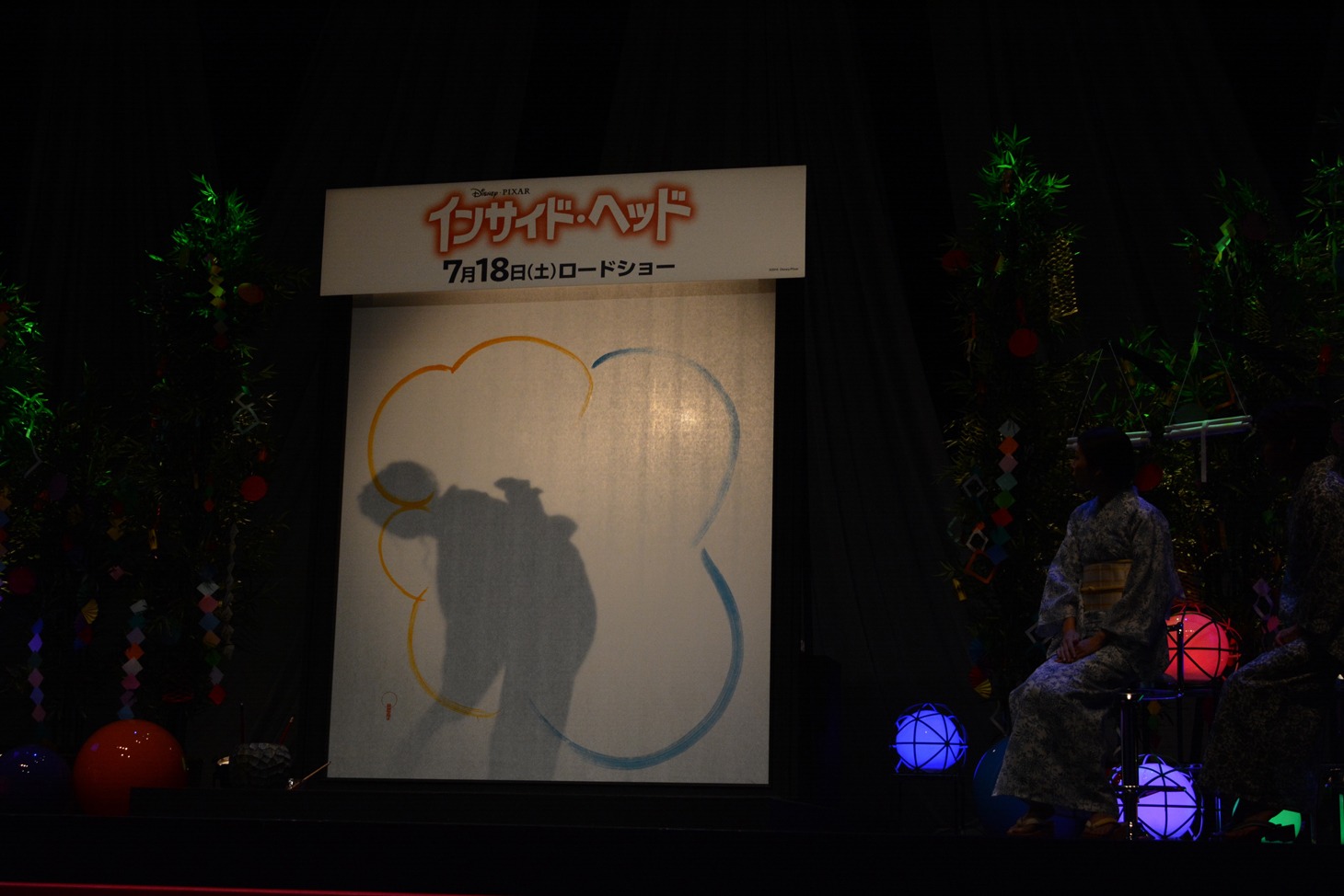 紫舟によるライブパフォーマンスの様子。途中から和紙パネルの裏側に回って作業する。