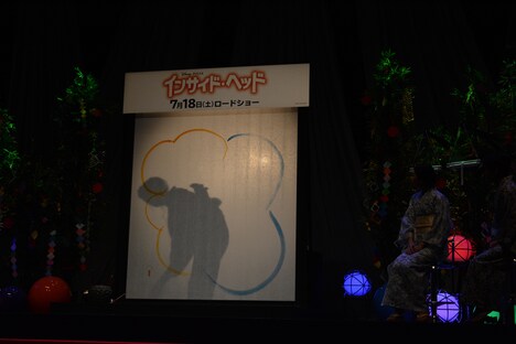 紫舟によるライブパフォーマンスの様子。途中から和紙パネルの裏側に回って作業する。