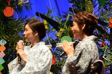 感動した様子で紫舟の作品を眺める竹内結子と大竹しのぶ。