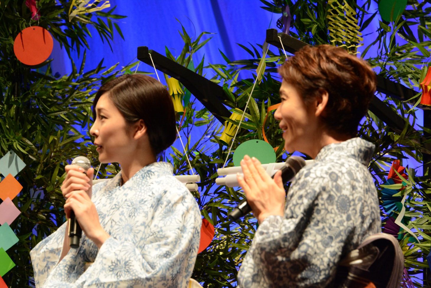 感動した様子で紫舟の作品を眺める竹内結子と大竹しのぶ。