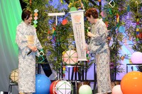 大竹しのぶが短冊に書いた願いを発表する様子。