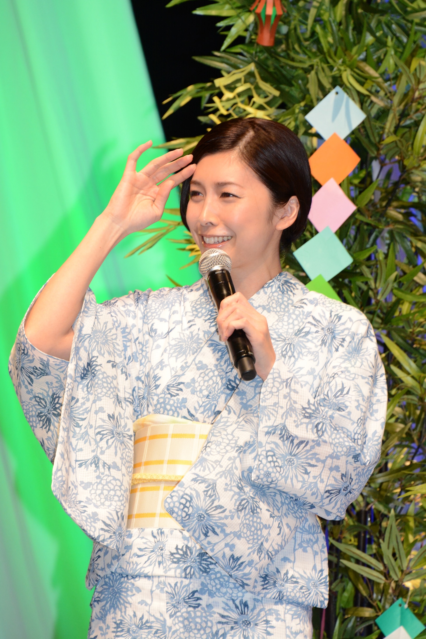 短冊に個人的な願いを書いたことを反省する竹内結子。