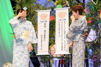 短冊が隠せないとわかると自分の顔を隠し始める竹内結子。